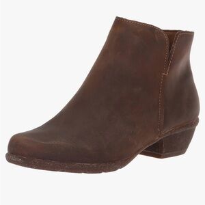 CLARKS Unstructured Wilrose Frost Western Ankle Booties Size 6.5